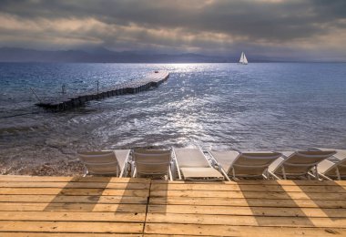 Kızıl Deniz, Orta Doğu sahillerinde yüzen iskeleler ve dinlenme tesisleri