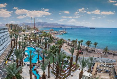 Eialt 'taki merkez halk plajı - İsrail' in güneydeki en güneydeki turist ve tatil şehri, Kızıldeniz 'in kuzey kıyılarında yer alan, keyifli tatil kavramı