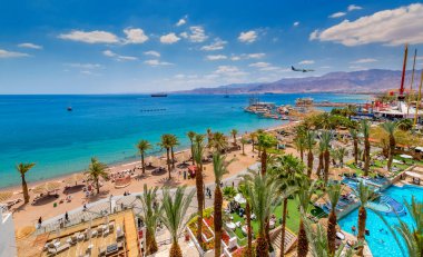 Kumsal ve Eilat 'taki merkez halk plajındaki dinlendirici atmosfer - İsrail' in ünlü turizm ve eğlence merkezi 