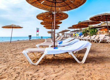 Dinlenen ve dinlenen güverte sandalyeleri turistleri Kızıl Deniz, Ortadoğu 'nun kumlu sahillerinde bekliyor.