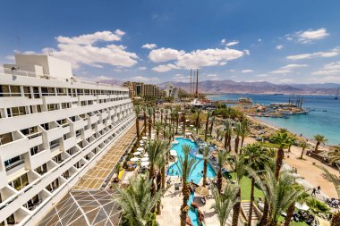 EILAT, ISRAEL - 15 HAZİRAN 2018: Kızıldeniz 'deki hava manzarası, Eilat' taki merkez halk plajı ve gezinti alanı - İsrail ve Orta Doğu 'daki ünlü tatil yeri, tatil beldesi ve eğlence merkezi