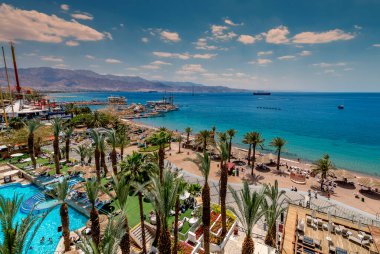 EILAT, ISRAEL - 15 HAZİRAN 2018: Kızıldeniz 'deki hava manzarası, Eilat' taki merkez halk plajı ve gezinti alanı - İsrail ve Orta Doğu 'daki ünlü tatil yeri, tatil beldesi ve eğlence merkezi