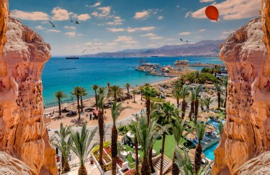 Eialt 'taki merkez halk plajı - İsrail' in güneydeki en güneydeki turist ve tatil şehri, Kızıldeniz 'in kuzey kıyılarında yer alan, keyifli tatil kavramı