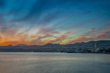 Gün batımından sonra İsrail 'in ünlü turizm beldesi Eilat' ın Kızıl Denizi 'ndeki bir sahilde deniz manzarası.