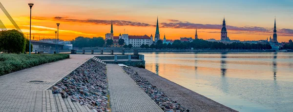 Mañana Terraplén Piedra Del Río Daugava Vista Panorámica Del Centro —  Fotos de Stock