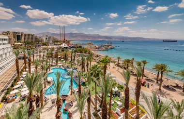 Eilat 'taki merkez halk plajı - İsrail' in en güney ve en ünlü tatil beldesi, Kızıldeniz 'in kuzey kıyılarında yer almaktadır.