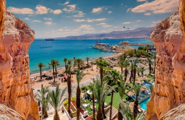 Eilat 'ın merkez halk plajı - İsrail' in güneydeki en güneydeki turist ve tatil şehri, Kızıldeniz 'in kuzey kıyılarında yer alan, mutluluk ve mutlu tatil kavramı.