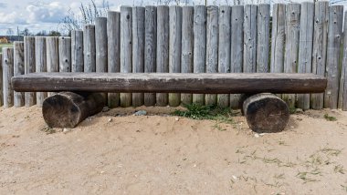 Parktaki eski ahşap çit