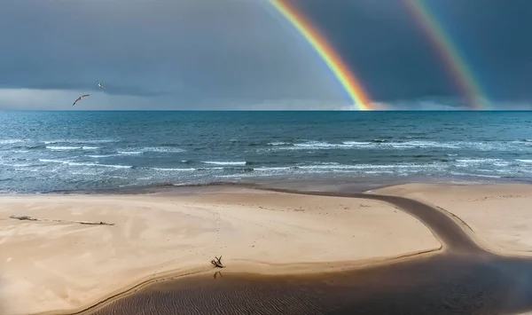 Zandstrand Regenboog Boven Horizon Van Oostzee Net Voor Onweer — Stockfoto