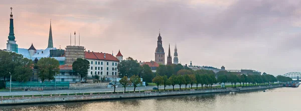 Manhã Nebulosa Riga Imagem Panorâmica Que Retrata Bairro Histórico Riga — Fotografia de Stock