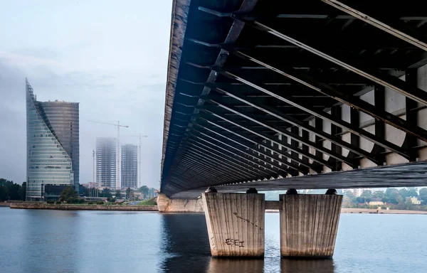 Mistige Ochtend Onder Een Kabelbrug Boven Daugava Rivier Gebouwen Aanbouw — Stockfoto