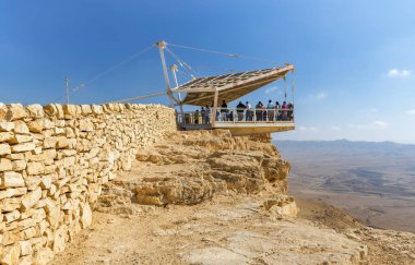 Ziyaretçiler Ramon Krateri 'ni izliyor. 40 km uzunluğunda, 210 km genişliğinde ve 500 metre derinliğinde dünyanın en büyük krateri (İbranice makhtesh) kraterdir..