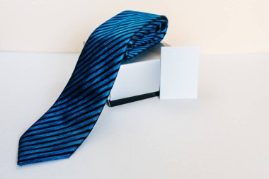 Mutlu Babalar Günü yazıtları kravatlı ve beyaz arka planda fotokopi alanı olan sahte kartlar. Selamlar ve hediyeler. Kopya alanı ile Babalar Günü arka planı kutlu olsun.