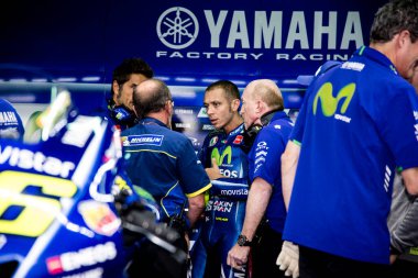 22 Eylül 2017, MotorLand Aragon, Alcaniz, İspanya; Aragon 'dan MotoGP, Cuma ücretsiz antrenman; Movistar Yamaha Motogp Takımı' ndan Valentino Rossi, ciddi bir motokros kazasında bacağının kırılmasının ardından garajdaki ekip üyeleriyle konuşuyor.