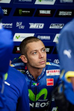 22 Eylül 2017, MotorLand Aragon, Alcaniz, İspanya; Aragon 'dan MotoGP, Cuma ücretsiz antrenman; Movistar Yamaha Motogp Takımı' ndan Valentino Rossi, ciddi bir motokros kazasında bacağının kırılmasının ardından garajdaki ekip üyeleriyle konuşuyor.