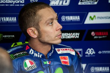 22 Eylül 2017, MotorLand Aragon, Alcaniz, İspanya; Aragon 'dan MotoGP, Cuma ücretsiz antrenman; Movistar Yamaha Motogp Takımı' ndan Valentino Rossi, ciddi bir motokros kazasından 22 gün sonra bacak kırılması sonucu garajda dinleniyor.
