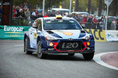 5 Ekim 2017, Salou, Katalonya, İspanya; Andreas Mikkelsen ve Norveçli yardımcı pilot Anders Jaeger, şantajları sırasında Hyundai Motorsport I20 Coupe WRC ile yarışıyorlar. 