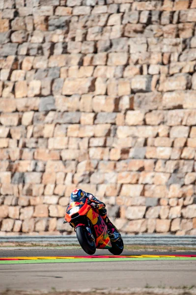2017年9月23日 スペインのアルカニス州モーターランドアラゴン 土曜日予選のMotogp Red Bull Ktm Factory Racing Motogpチームのブラッドリー スミスが背景にあるモーターランドの象徴的な壁で曲げを行う — ストック写真