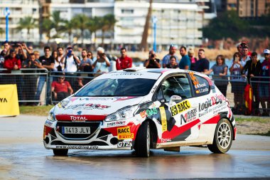7 Ekim 2017, Salou, Katalonya, İspanya; Andorra 'dan Marcel Besoli ve İspanyalı co-pilot Xavier Carrulla, Salou SS 13 Sahnesi sırasında Peugeot 208 VTI R2 Automovil Club Andorra Takımı' nda yarıştılar.