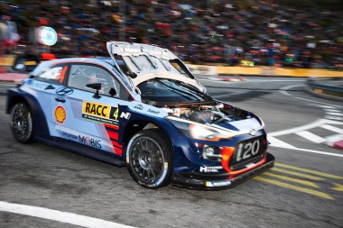 8 Ekim 2017, Riudecanyes, Katalonya, İspanya; Andreas Mikkelsen ve Norveçli yardımcı pilotu Anders Jaeger, Riudecanyes SS 15 Sahnesi sırasında Hyundai Motorsport I20 Coupe WRC kaputu açık şekilde araba kullandılar.