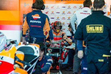 1 Kasım 2017, Valencia, İspanya MotoGP Repsol Honda Motogp Takımı 'ndan Marc Marquez 4 numaralı ücretsiz antrenman sırasında garajda.