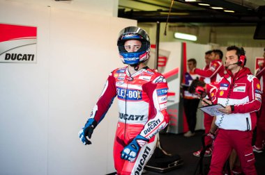 1 Kasım 2017, Valencia, İspanya MotoGP Ducati Motogp Takımı 'ndan Andrea Dovizioso ücretsiz antrenman sırasında garajda.