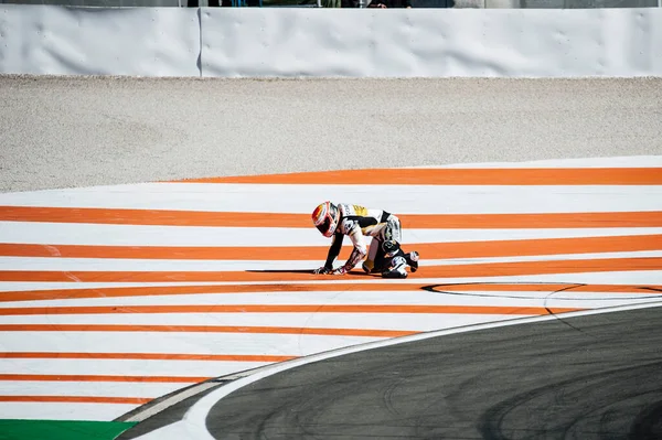 2017年11月12日 バレンシア スペイン Motogpカーペンインターウェットチームのリチャード カーダス選手がMoto2レース中に転倒 — ストック写真