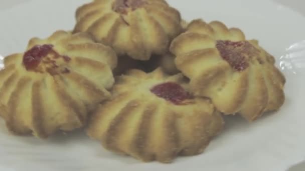 Świeże ciasteczka z dżemem owocowym obracającym się na białym talerzu — Wideo stockowe