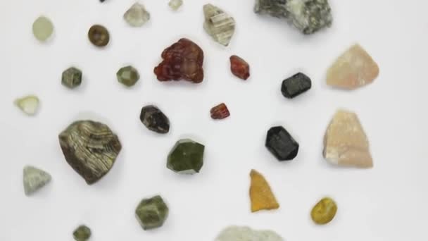 Різні мінерали, кристали, напівкоштовні камені, що обертаються на білому тлі — стокове відео