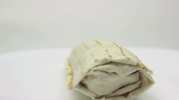 Shawarma obraca się na białym porcelanowym naczyniu — Wideo stockowe