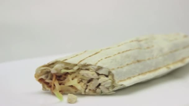 Doner kebab rotates on a white porcelain dish. — Stock Video