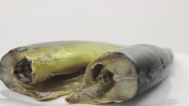 Tütsülenmiş uskumru beyaz arkaplan üzerinde döner