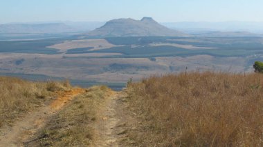 Paulpietersburg yakınlarındaki bir dağdan bir yol düşüyor.