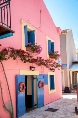 Yunanistan 'ın Kefalonia kentindeki Fiskardo limanındaki güzel atmosferik sokak manzarası. Göz kamaştırıcı büyüleyici yerler. Tanınmış turistik kasabalar.