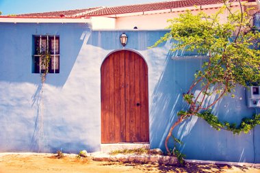 Yunanistan 'ın Kefalonia kentindeki Fiskardo limanındaki güzel atmosferik sokak manzarası. Göz kamaştırıcı büyüleyici yerler. Tanınmış turistik kasabalar.