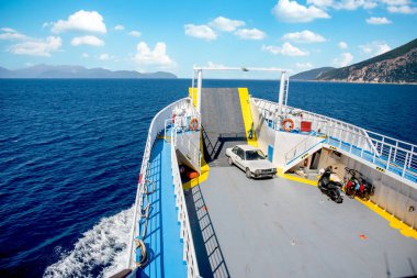 Araba ve motosiklet deniz ve adalar ortasında feribot ile güzel sahne