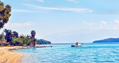 Bay Nydri, Lefkada, Yunanistan beach civarındaki bir tekne ile güzel doğal manzara. İnanılmaz çekici çarpıcı yerleştirir. önemli turistik kasabaları.