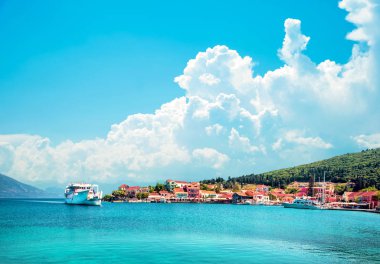 Bay ve feribot Nydri, Lefkada, Yunanistan'ın büyülü bulutlarda arka plan üzerinde güzel doğal manzara. İnanılmaz çekici çarpıcı yerleştirir. önemli turistik kasabaları.