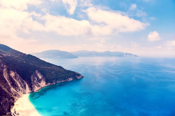 迷人的风景与海滩附近的海和海岛在多云的天空在凯法利尼亚 希腊的背景下 — 图库照片