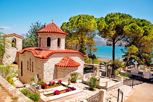 美丽的风景与古教堂在公墓附近的海在 Argostoli 凯法利尼亚 令人惊叹的迷人的地方 著名的旅游城市 — 图库照片