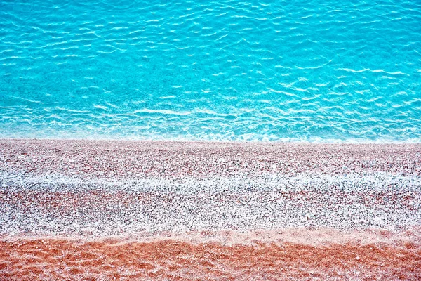 Wunderschöne Abstrakte Landschaft Mit Blauen Meereswellen Weißen Steinen Und Sand — Stockfoto