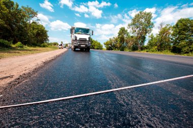 Yolda, Uzunluk ölçme santimetre teyp arka kamyon ile Asfalt onarım çalışmaları sırasında bitüm ile cilalı