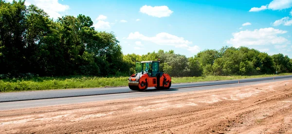 yeni asfalt yolda rulo sanayi peyzaj silindirler ile. Onarım çalışmaları, karmaşık taşıma hareketi.