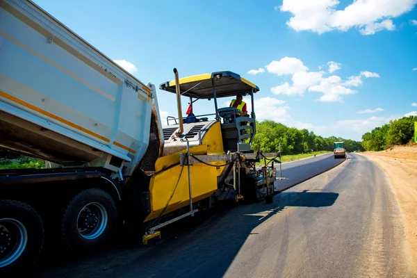 Kamyon asfalt yol döşeme mekanizması üzerine dökülen