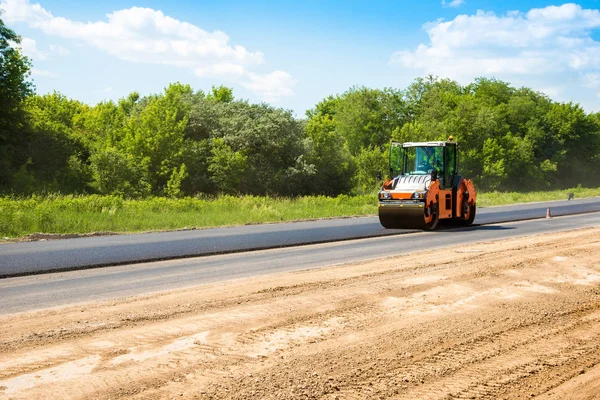 yeni asfalt yolda rulo sanayi peyzaj silindirler ile. Onarım çalışmaları, karmaşık taşıma hareketi.