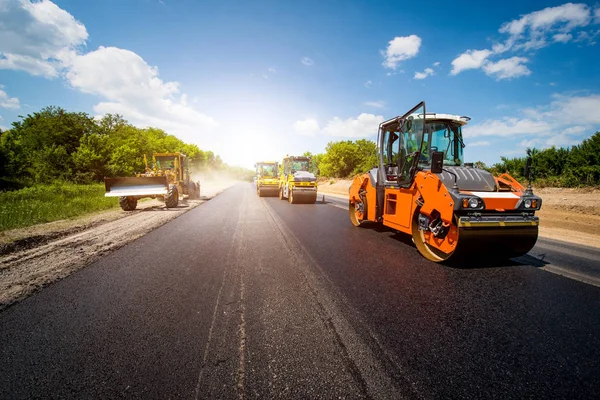 Industrilandskap Med Rullar Som Rullar Asfalt Vägbanan Reparation Och Komplicerade — Stockfoto