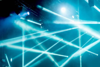 sahne ışıkları karanlık dan renkli ışık ışınları ile soyut sihirli resim