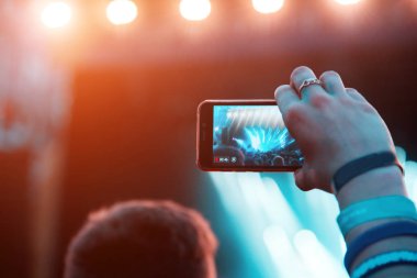 Işığın yansıması etkileri cep telefonu bir konserde (alet, yeni aygıt, güncelleştirmeleri - kavram)