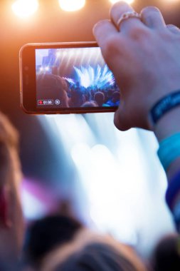 Işığın yansıması etkileri cep telefonu bir konserde (alet, yeni aygıt, güncelleştirmeleri - kavram)