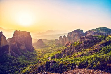 Yunanistan 'ın ünlü Meteora kayaları vadisinde muhteşem büyülü bir manzara. Harika bir dünya. Çekim.